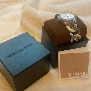 Michael kors unique watch never worn , battery needed